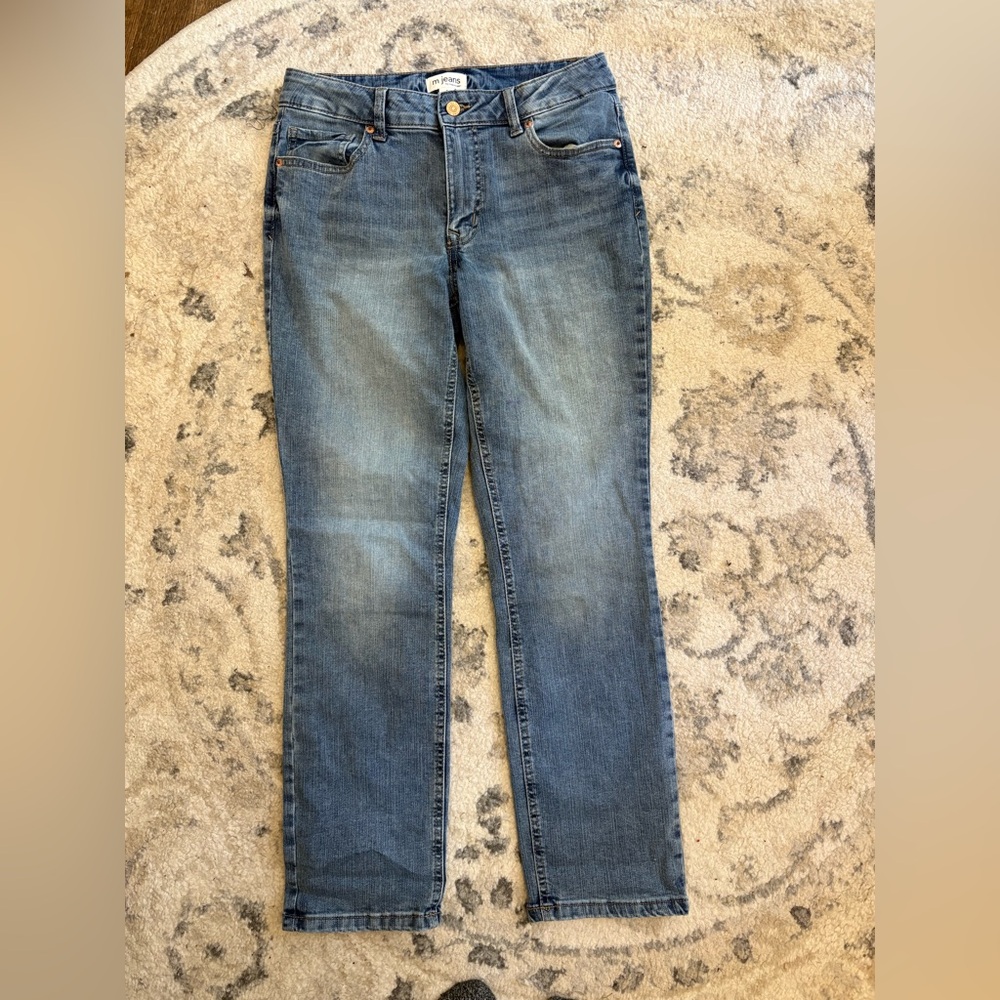 Classic Blue Straight-Leg Jeans with Faded Details Size 8